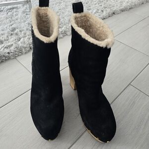 Chic Black Heeled Boots with Soft Cream Lining